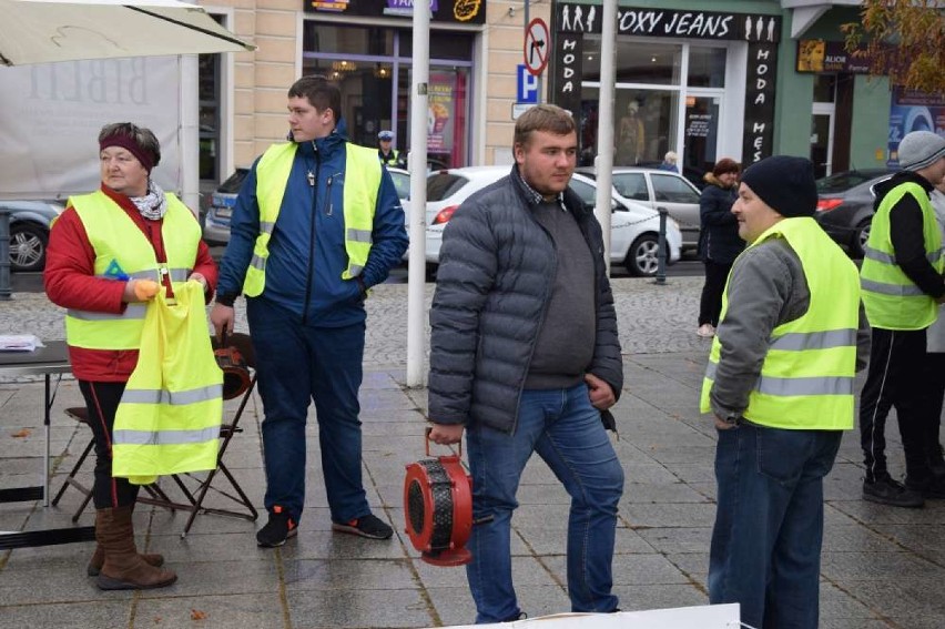 Pikieta przeciwników budowy kurników na Rynku w Wągrowcu [ZDJĘCIA]