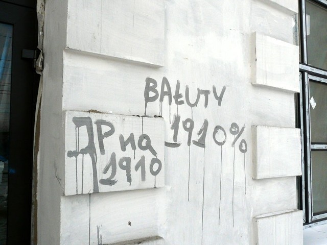 Na świeżo odnowionych ścianach zabytkowego już dworca PKP w Zgierzu znów pojawiły się kibicowskie napisy.