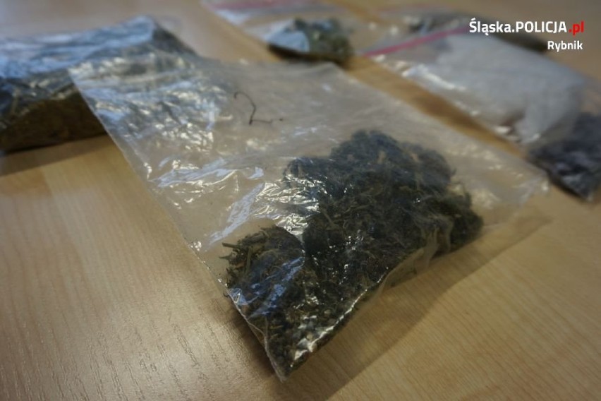 Młody rybniczanin rozprowadzał narkotyki. Policja zabezpieczyła ponad 100 tabletek ecstasy, marihuanę i haszysz