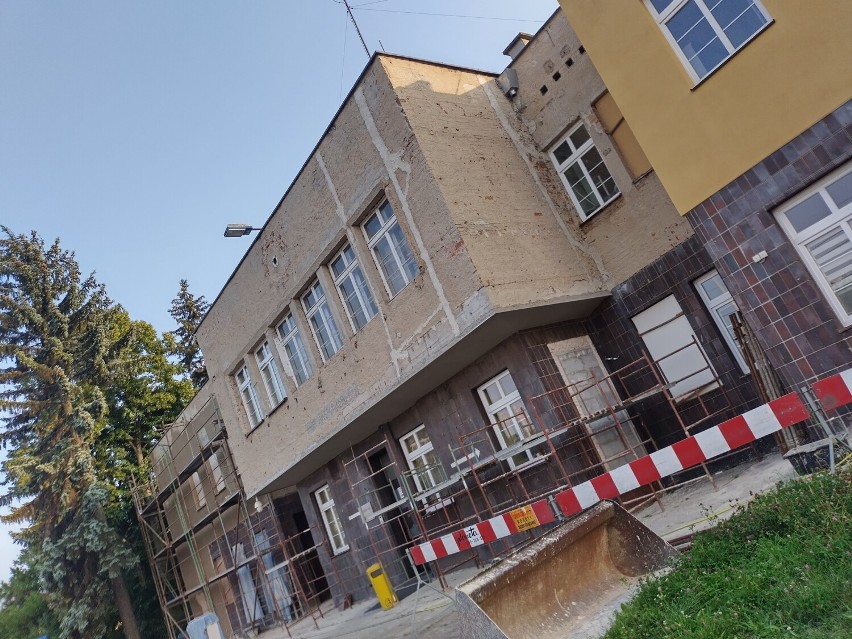 Dworzec kolejowy w Zduńskiej Woli Karsznicach odzyskuje blask. Trwa remont
