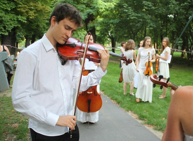 Młoda Polska Filharmonia zagrała w parku przy Starym Browarze
