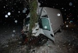 Wypadek pod Choczewem. Ciężarówka wbiła się w drzewo. Dwie osoby są ranne