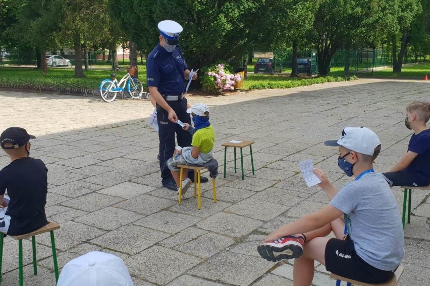 "Bezpieczne Wakacje 2020". Policjanci rozmawiali o bezpieczeństwie z uczestnikami półkolonii