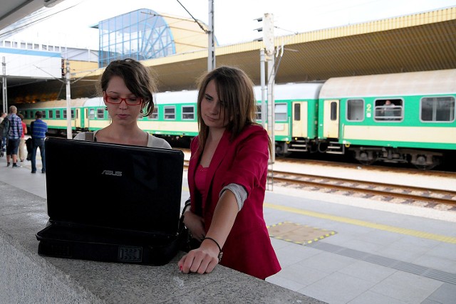 Pasażerowie czekają na bezprzewodowy internet na peronie