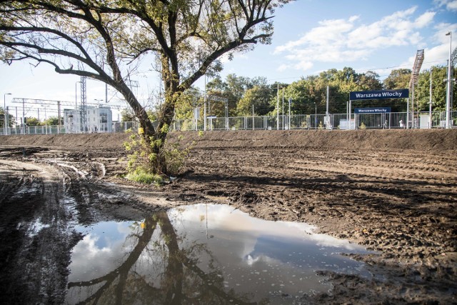 Bagno na stacji Warszawa Włochy. Miało być nowocześnie, a ludzie taplają się w błocie [ZDJĘCIA]