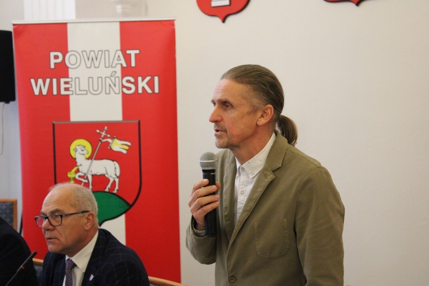 Uzdolnieni uczniowie i studenci otrzymali stypendia Powiatu Wieluńskiego ZDJĘCIA