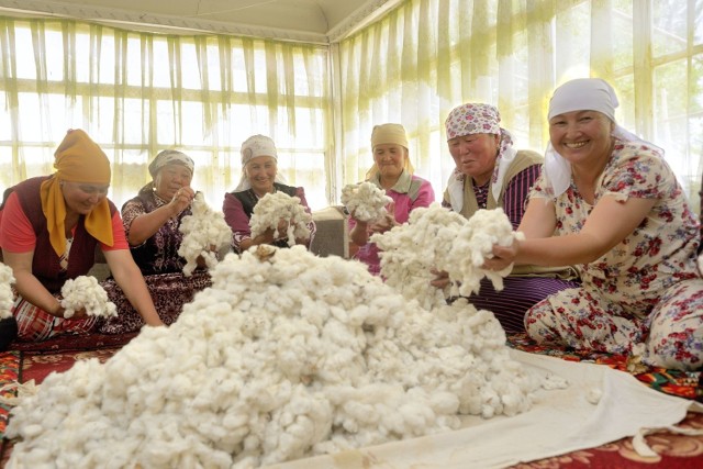 Rolniczki ze spółdzielni producentów bawełny ACSC w Kirgistanie