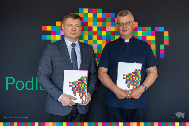 Ks. Zbigniew Bolewski i Marek Malinowski podpisują porozumienie