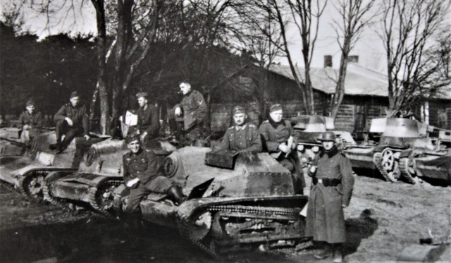 Tomaszów Lub. Wrzesień 1939 r. Żołnierze niemieccy przy zdobytych, polskich tankietkach