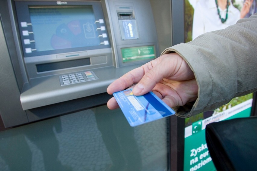 Senior z Wąbrzeźna myślał, że zgubił kartę do bankomaty....