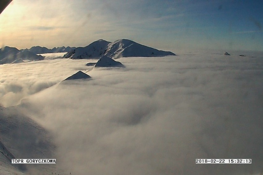 Magiczny dzień w Tatrach. Szczyty wyrastają z morza chmur