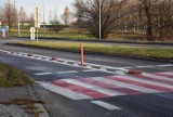 Słupki przed przejściami dla pieszych na al. Jana Pawła II w Tarnowie miały poprawić bezpieczeństwo. Długo nie stały. Kierowcy je rozjechali