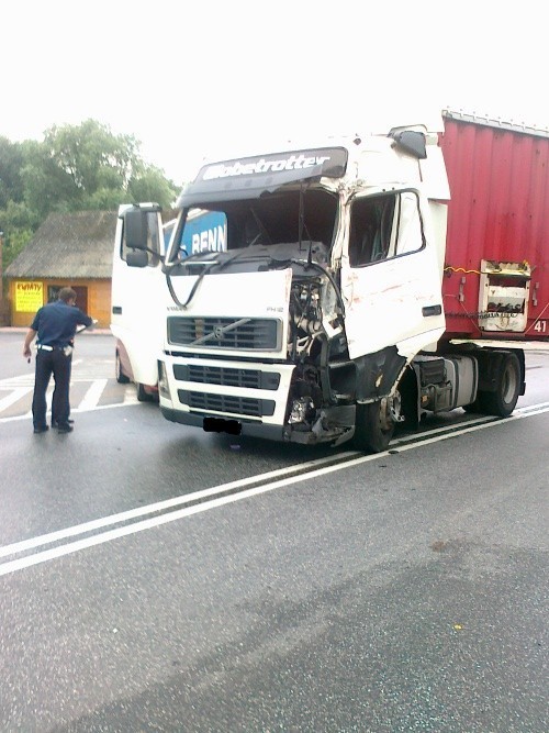 Poświętne (powiat opoczyński). Na łuku drogi zderzyły się dwa samochody ciężarowe