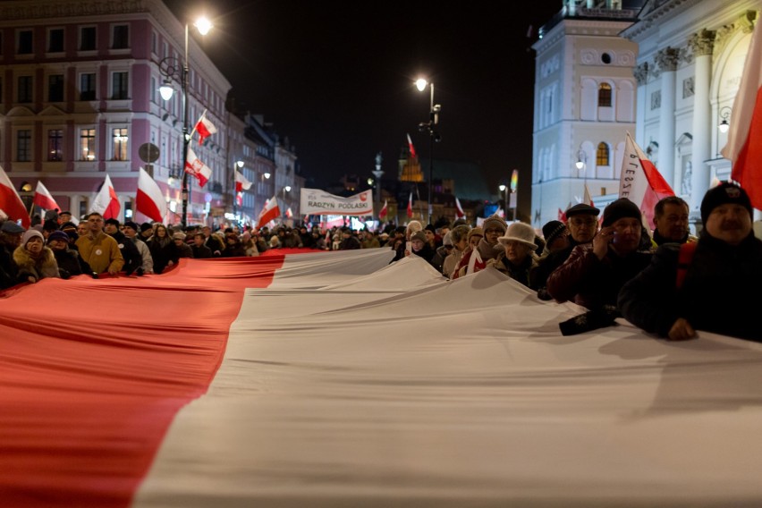 Nocny marsz PiS i jego sympatyków z okazji Święta Niepodległości [ZDJĘCIA]