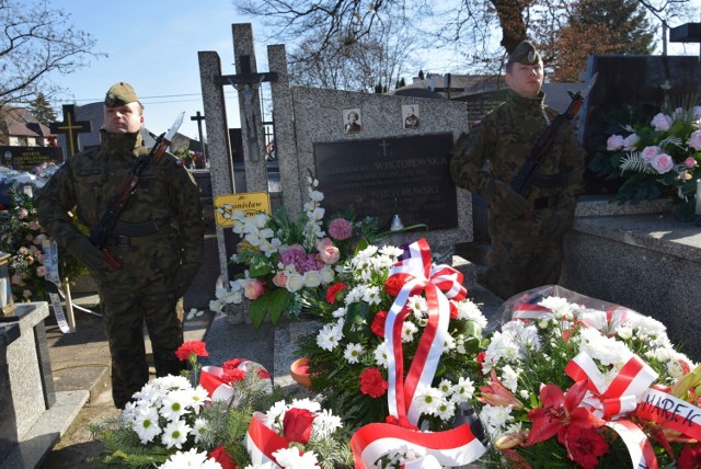 Przy symbolicznej mogile podpułkownika Antoniego Wiktorowskiego „Kruka” na Cmentarzu Katedralnym w Sandomierzu rozpoczęły się w środę, 1 marca uroczystości Narodowego Dnia Pamięci Żołnierzy Wyklętych. Przy mogile wspominano "Wyklętych", złożono kwiaty i znicze.  