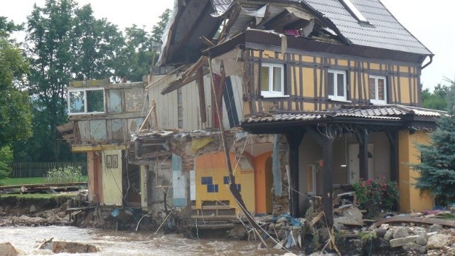 Jeden ze zniszczonych domów w Bogatyni