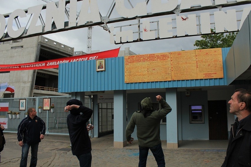 Stocznia Gdańska: Obrzucili bramę im. Lenina czerwoną farbą FILM, ZDJĘCIA
