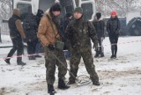 Ponad 200 osób trenuje z wojskiem w sieradzkiej brygadzie. Śnieg nie przeszkadza ZDJĘCIA