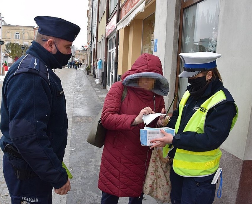 Policjanci z komendy w Pucku rozdawali prezenty z okazji Dnia Babci. Były odblaski, maseczki, życzenia oraz porady | ZDJĘCIA
