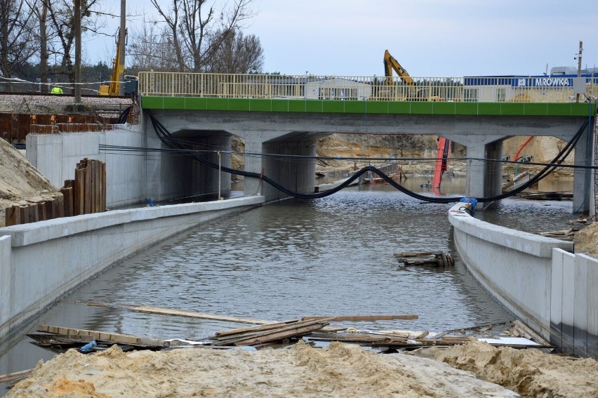 Zalany tunel pod torami między ulicą generała Leopolda...