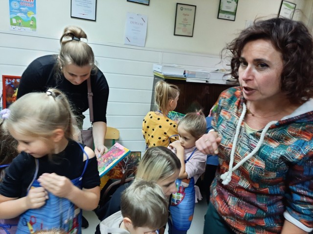 30 września dzieci i rodzice z Przedszkola nr 1 w Jędrzejowie wzięli udział w warsztatach plastycznych "Dłonią malowane" pod okiem lokalnej artystki Anity Łukasik