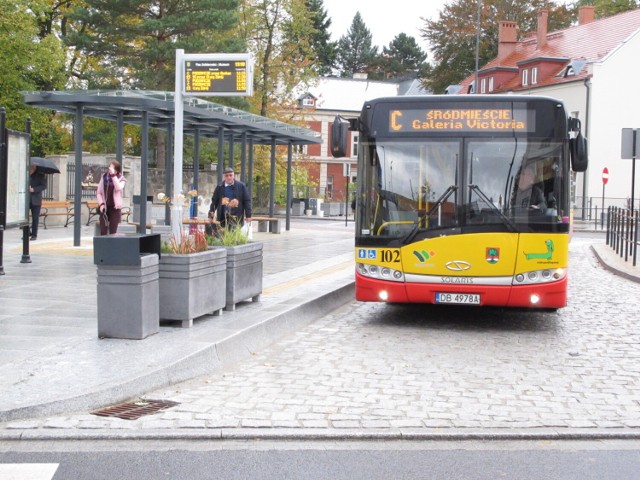 Linia nr 2

Nasza przepracowana "dwójka" zostanie wsparta przez EX (ale tylko w dni powszednie). 

Jej trasa: Wałbrzych: Piaskowa Góra - Plac Grunwaldzki – Sobięcin – Boguszów-Gorce

W dzień roboczy zaplanowano jej 112 kursów, 100 - w soboty, 74- w niedzielę i święta, a w wakacje w zwykłe dni - 107.

Na trasie będą jeździły pojazdy maxi. 