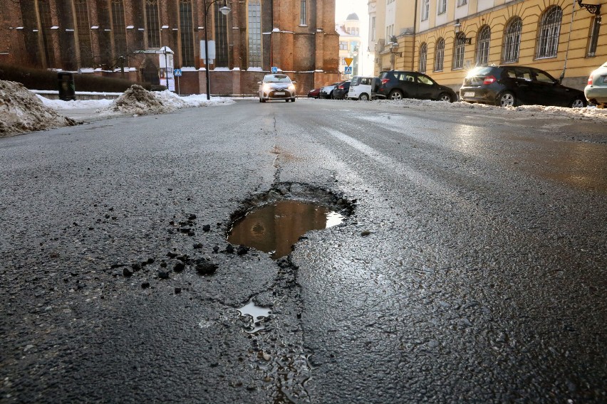 Dziury na drogach w Legnicy to bolączka miasta!