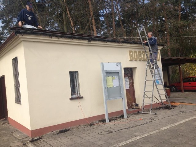 Stowarzyszenie Przyjaciół Boszkowa za około 30 tysięcy złotych wyremontowało dworzec kolejowy w Boszkowie. Na zdjęciach widać jak budynek wyglądał przed dwoma laty, jak zmieniał się w trakcie prowadzonych prac i jak wygląda obecnie.