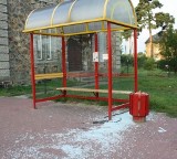 W Skarżysku pod wpływem alkoholu niszczyli przystanek autobusowy