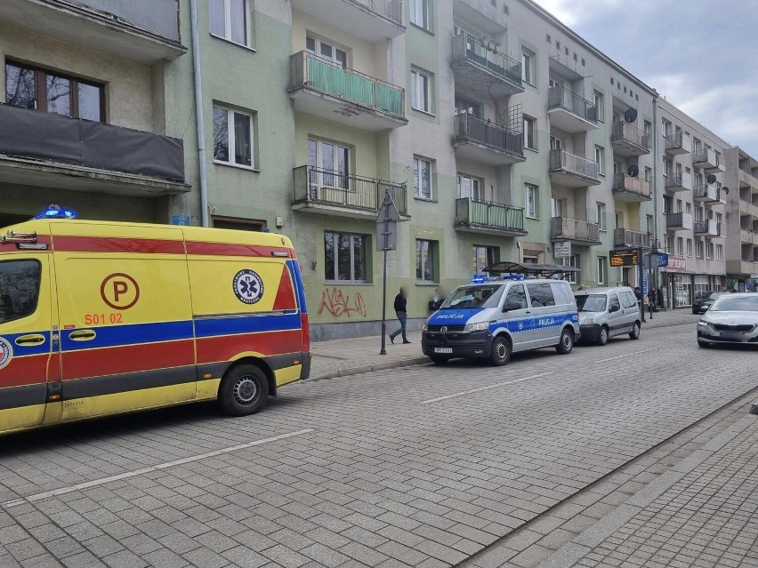 Wypadek w Częstochowie. Kobieta idąca chodnikiem, została potrącona przez samochód osobowy 