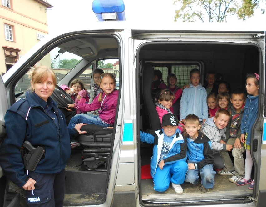 Lębork: Festyn na Dzień Dziecka z policjantami. Zwiedzali komendę i oglądali radiowozy
