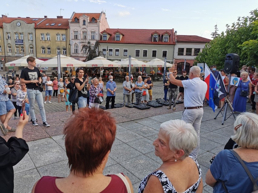 Chrzanów. Protest na Rynku przeciwko "Lex TVN". "Chcemy wolnych mediów" [ZDJĘCIA]