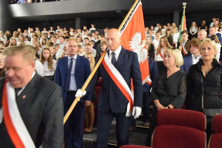 Rozpoczęcie roku szkolnego 2022/2023 w Wieluniu. Gminną Inaugurację zorganizowano w Kino-Teatrze Syrena ZDJĘCIA