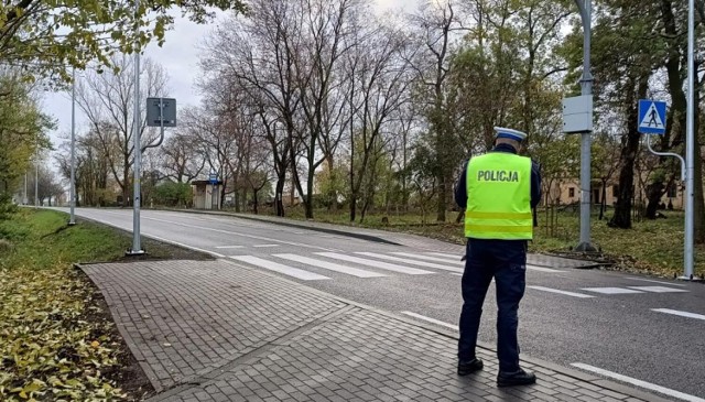 Radziejowscy policjanci zwracali szczególną uwagę na zachowanie właściwych relacji kierujący-pieszy, zgodne z przepisami poruszanie się pieszych na odcinkach dróg bez wydzielonych chodników.
