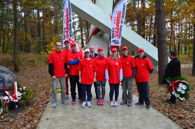 Reprezentacja sztafety z podregionu Golub – Dobrzyń NSZZ „Solidarność” przed krzyżem w Górsku w roku 2013.