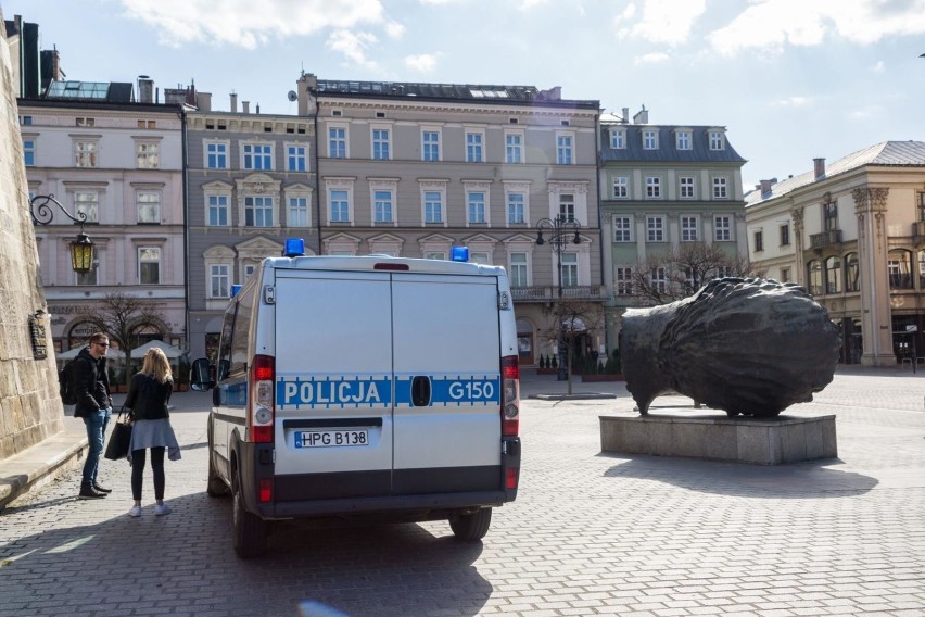 Kraków. Krakowscy policjanci wystąpili do Sanepidu o ponad 140 tys. zł kar