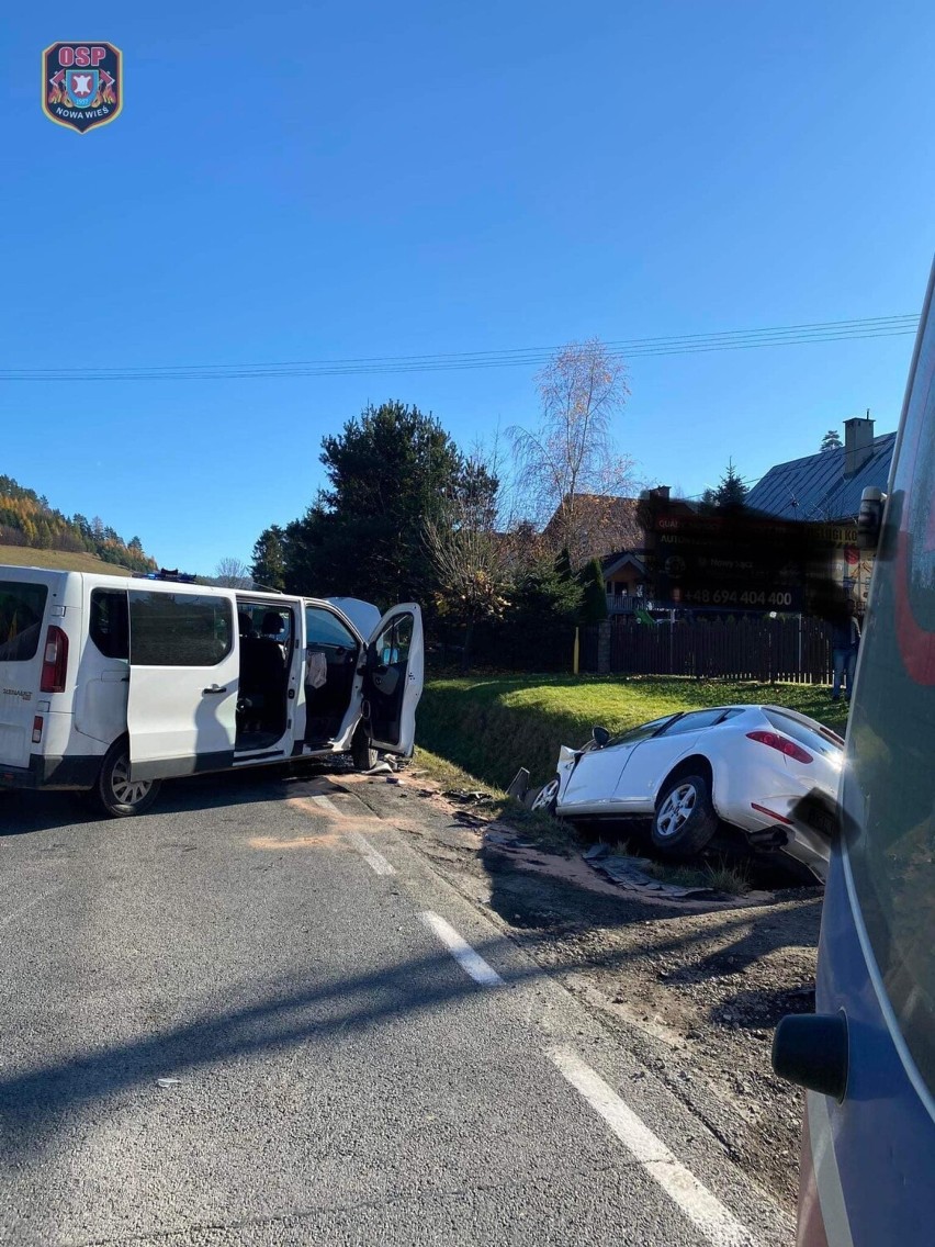 Groźny wypadek busa na DK 75 nieopodal Krynicy. Trzy ranne osoby w szpitalu