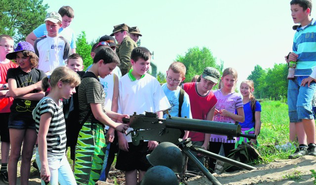 Piknik rekonstrukcyjno-historyczny to okazja by obejrzeć, jak uzbrojeni i umundurowani byli polscy żołnierze
