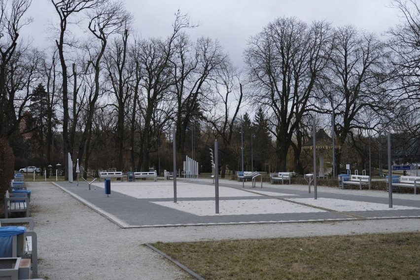 Park Muzyków i fontanna przed Wydziałem Matematyki i...