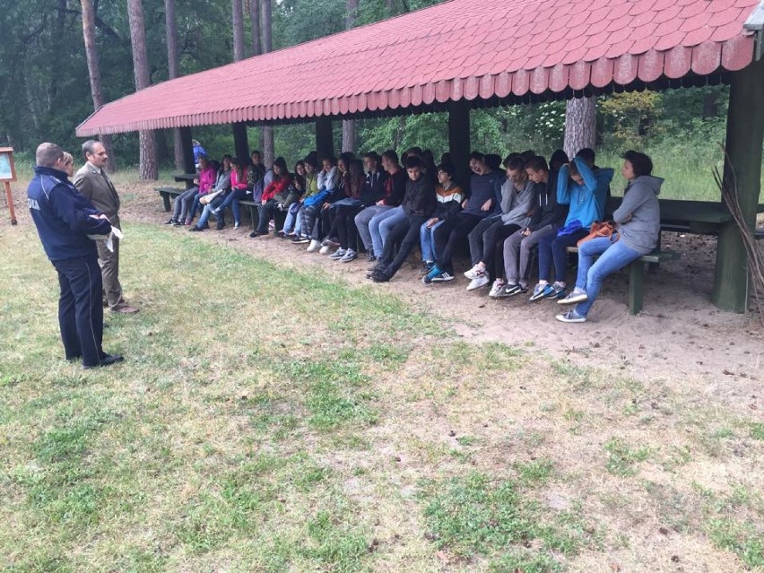 Uczniowie ze Starego Pola spotkali się w lesie z policjantką i leśniczym