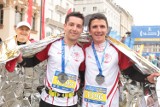 Uśmiechnięci zawodnicy na mecie Cracovia Maraton 2017