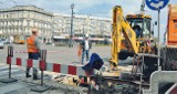 Awaria wodociągowa przy pl. Wolności. Drugi dzień wykopków, zmienione trasy tramwajów