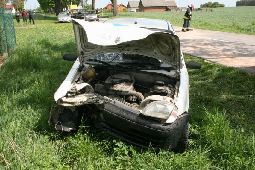 Wypadek w Izdebnie - Omijał wbiegające zwierzę, stracił panowanie nad kierownicą i uderzył w drzewo