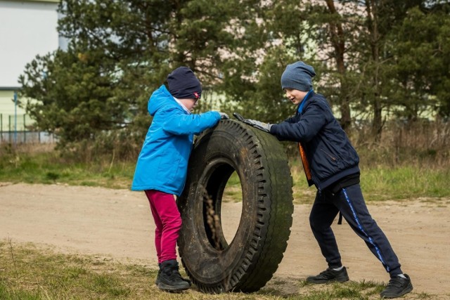 Butelki szklane i plastikowe, worki foliowe, opony (mniejsze, większe) czy elementy części samochodowych i wiele innych śmieci wydobyli w niedzielę (25.04.2021) uczestnicy akcji SprzątaMY las w bydgoskim Fordonie