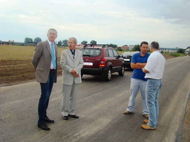 Starosta Kępiński Włodzimierz Mazurkiewicz (pierwszy z lewej) ogląda remontowaną Przemysłową