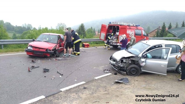 Żeby wydostać kierowcę z peugeota,  strażacy musieli użyć specjalistycznego sprzętu.