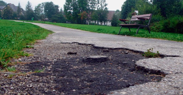 Popękany asfalt, czy wręcz jego brak to na górnej Równi Krupowej nic wyjątkowego