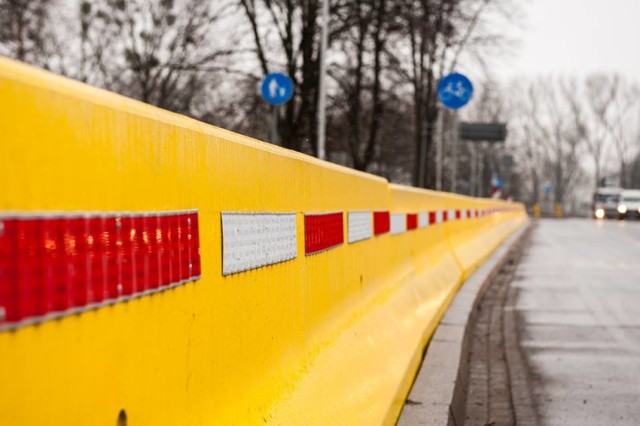 Żółte bariery ochronią pieszych? ZDM poprawia bezpieczeństwo Wybrzeża Gdyńskiego