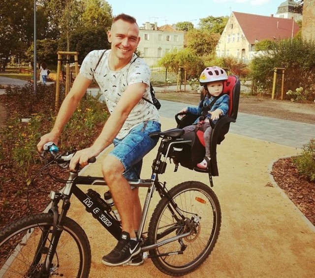 Autor artykułu Paweł Wysocki na rowerowej wycieczce po Zielonej Górze z córką Asią