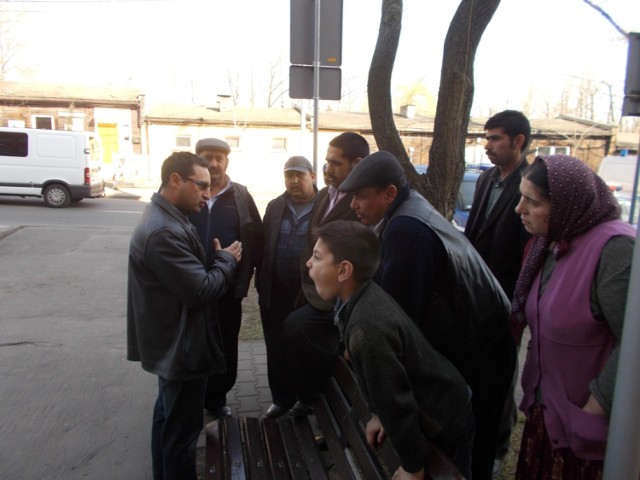 Po lewej Victor Fatan, tłumacz obecny podczas przesłuchań Romów w mikołowskiej komendzie w ubiegłym tygodniu
